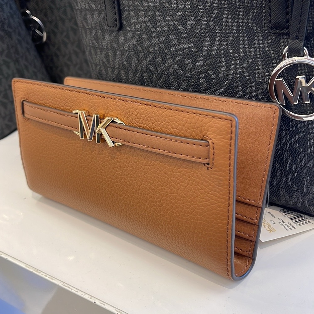 Michael Kors Reed Lg Bifold Pebbled Leather Snap Wallet Card Case
Luggage
NWT - Picture 9 of 16